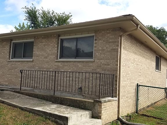 4th image of 15260 Laramie Ave