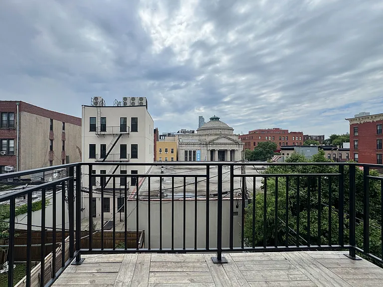 689 Leonard St #3R — Photo 9