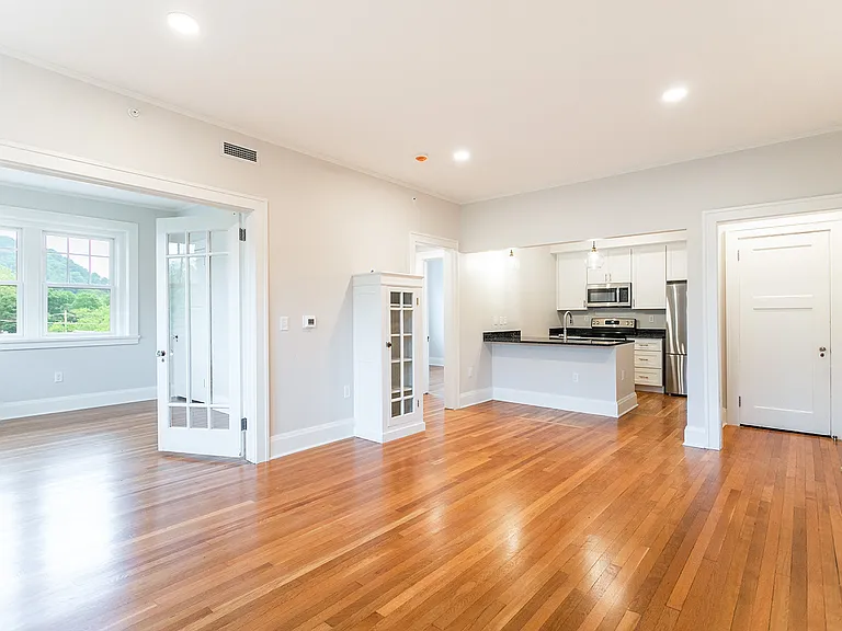 215 E Chestnut St #402 — Photo 11