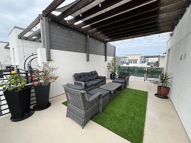 3 bed, 3.5 bath, 2038 sqft, $4,200 — Photo 2