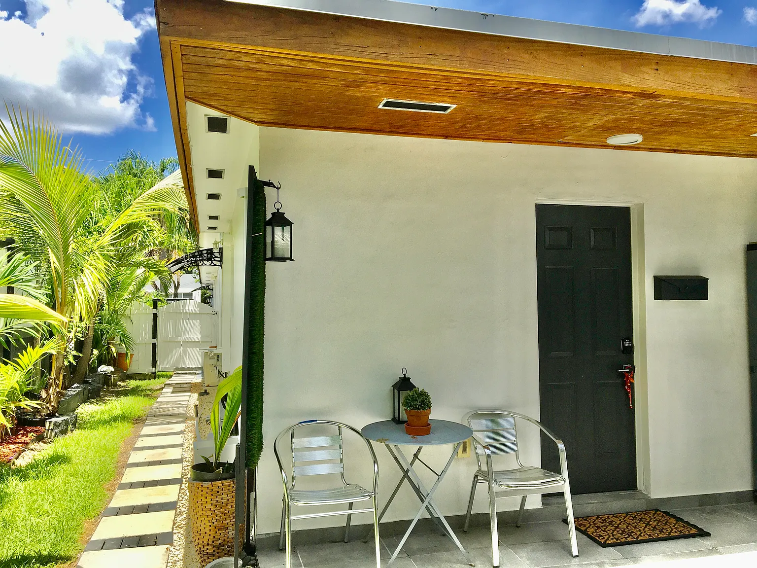 Studio, 400 sqft, $1,950 — Photo 1