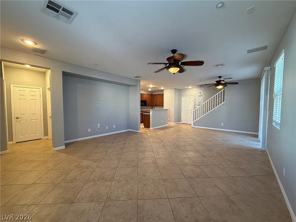 3 bed, 2.5 bath, 1800 sqft, $2,240 — Photo 2