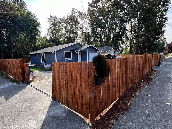 3rd image of 5613 E Portland Ave
