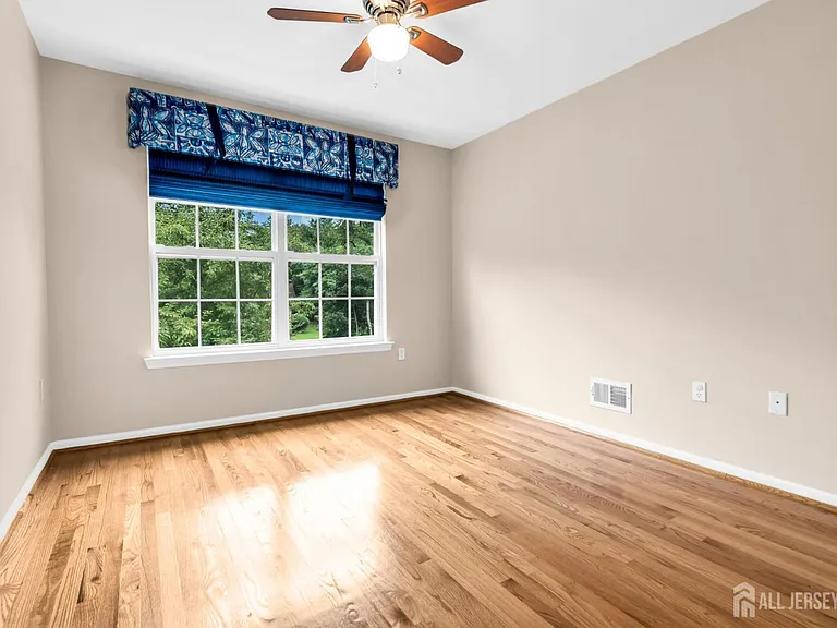 8 Edith Dr — Photo 35