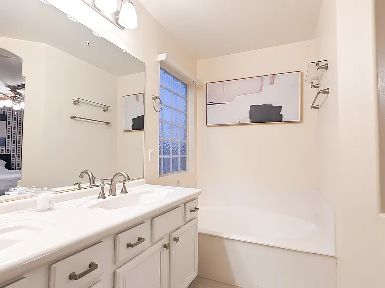 E Michelle Dr — Photo 14