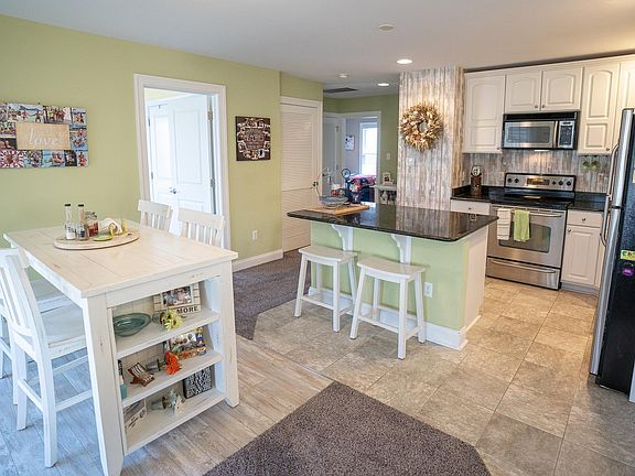 3rd image of 819 Parkridge Rd Floor 2