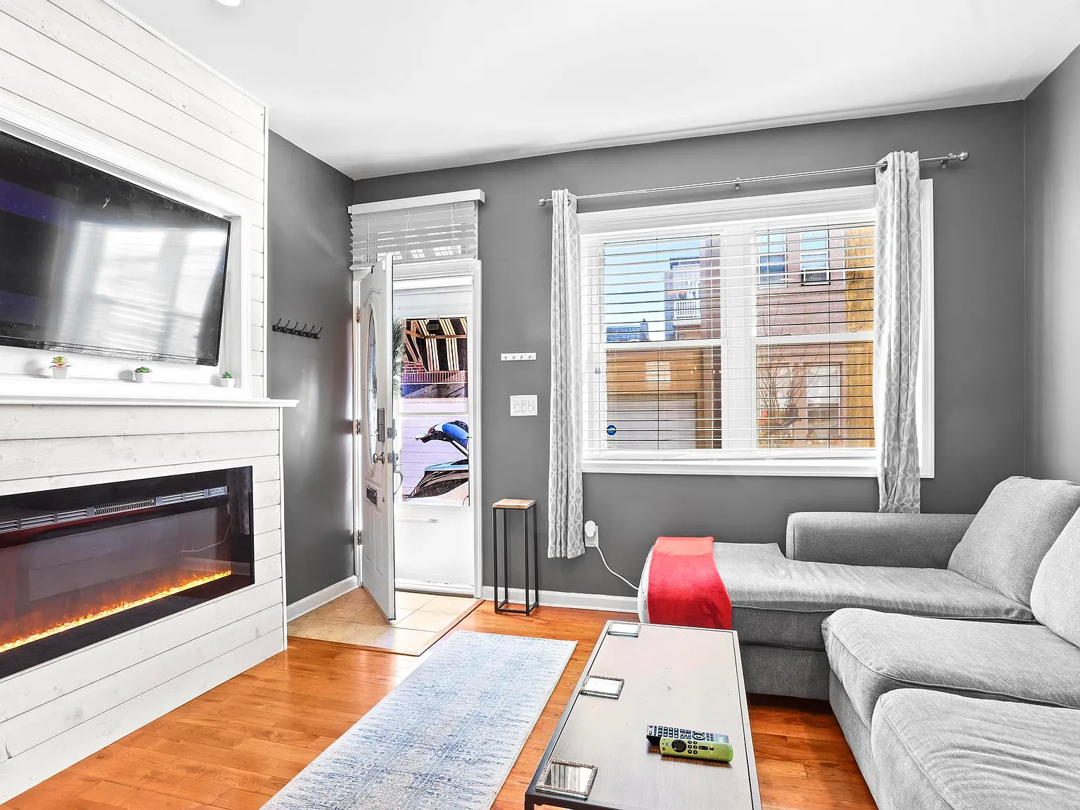 2 bed, 1012 sqft, $2,799 — Photo 4