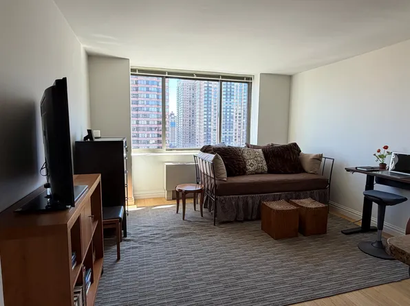 1500 Lexington Avenue image 1 of 12