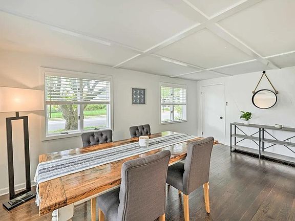 Dining Room/Entryway