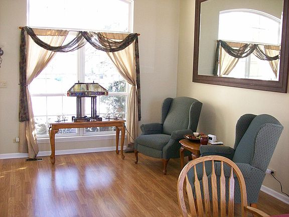 BRIGHT LIVING ROOM