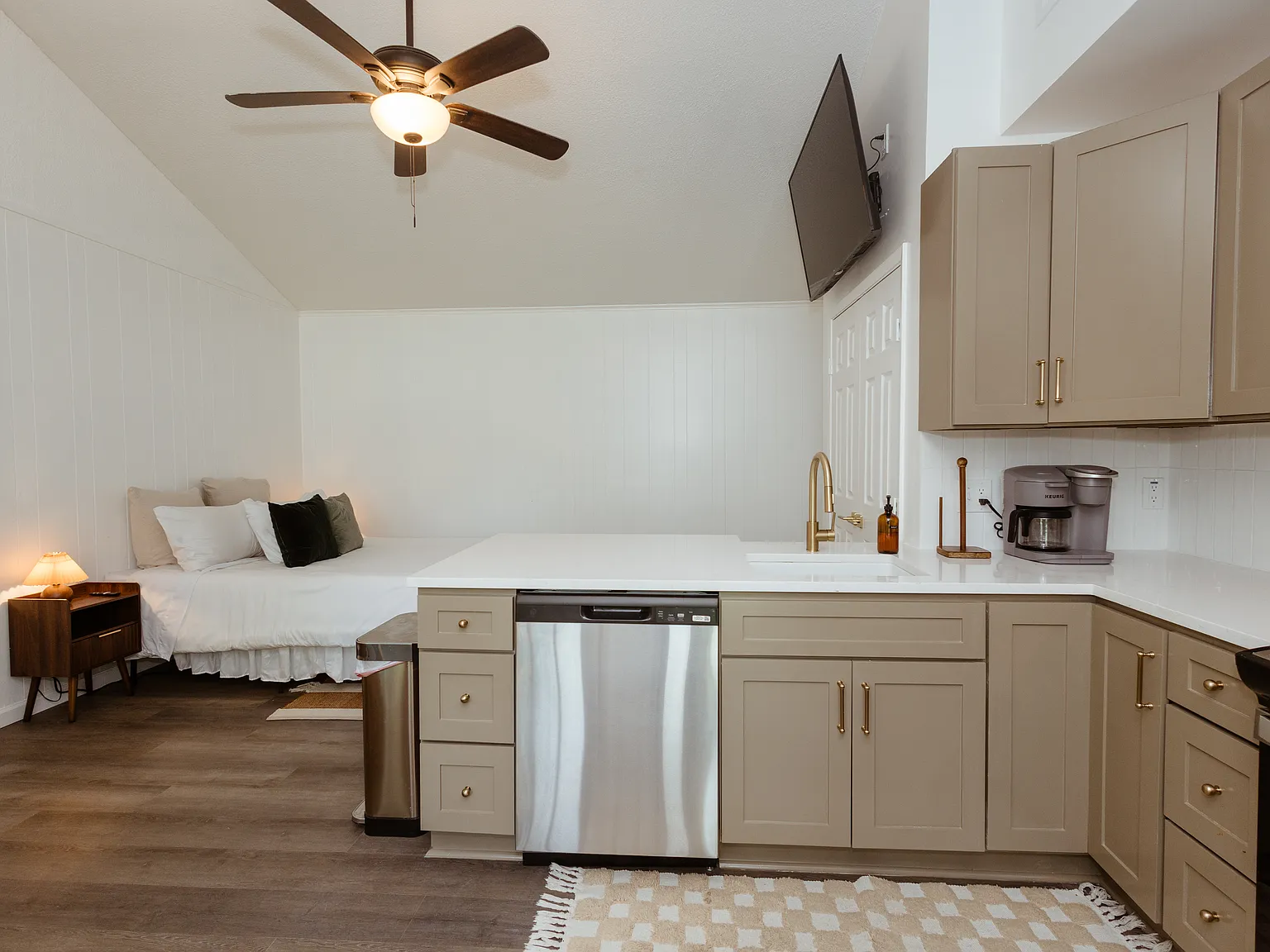 Studio, 700 sqft, $1,600 — Photo 2