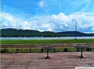 1525 Blount Ave, Guntersville, AL 35976