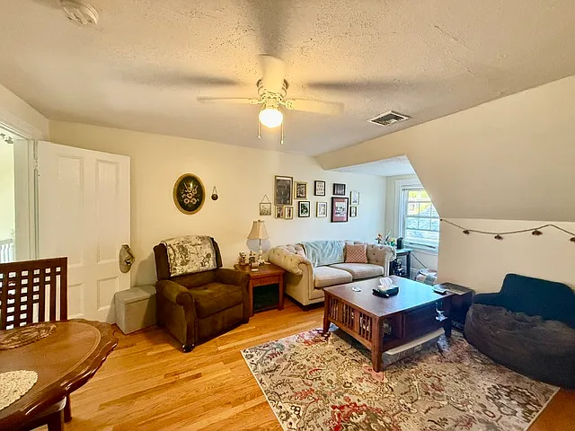 2 bed, 850 sqft, $2,600 — Photo 2