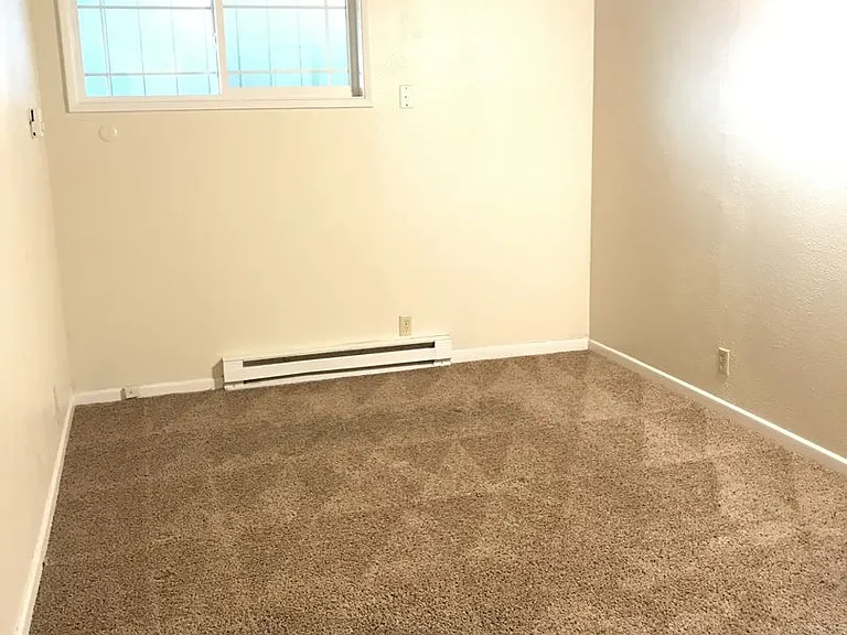 052-Country Squire Apartments — Photo 5