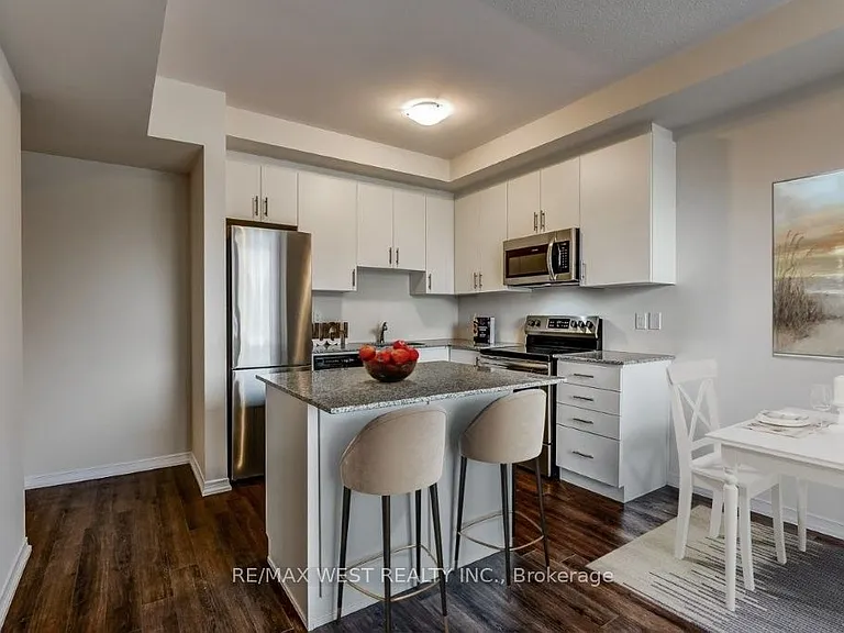 24 Fieldway Rd #Townhouse 7 — Photo 6