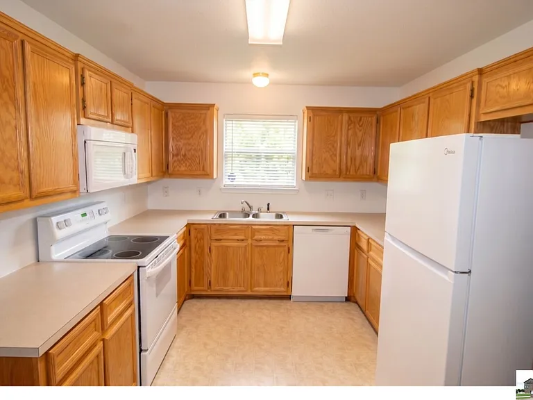 1906 Flagstaff Dr — Photo 8