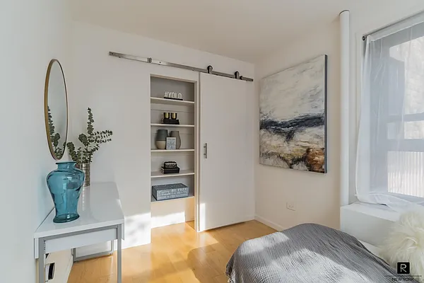 Sold by R New York | media 14