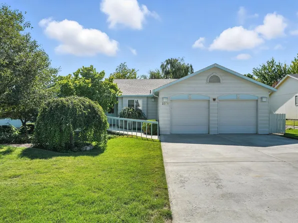 2211 S Highlands Blvd, West Richland, WA 99353