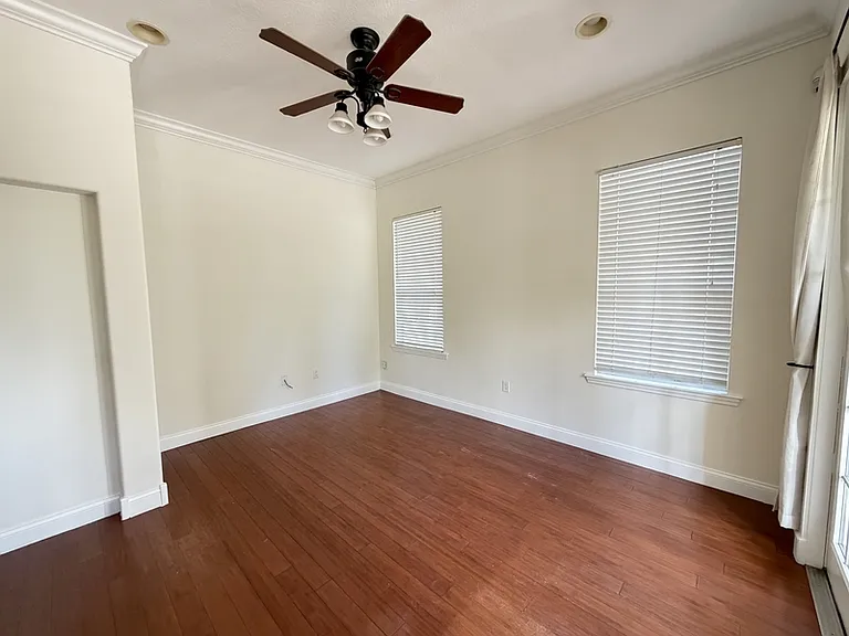 1838 Illinois St — Photo 10