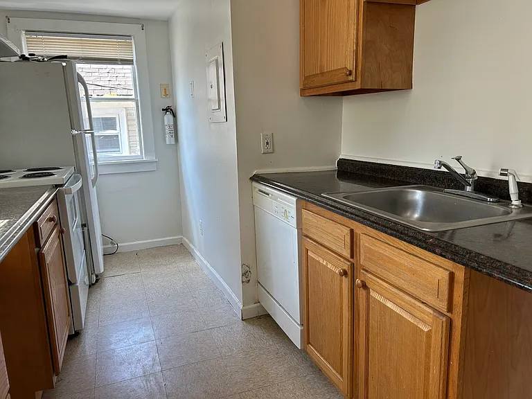 61 Walnut St #2 — Photo 5