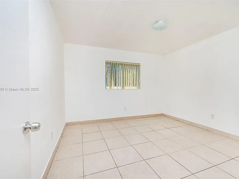 520 SW Krome Ter #1 — Photo 14