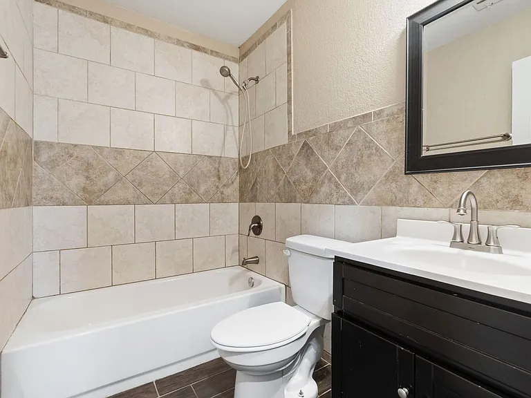 909 Essex St — Photo 14