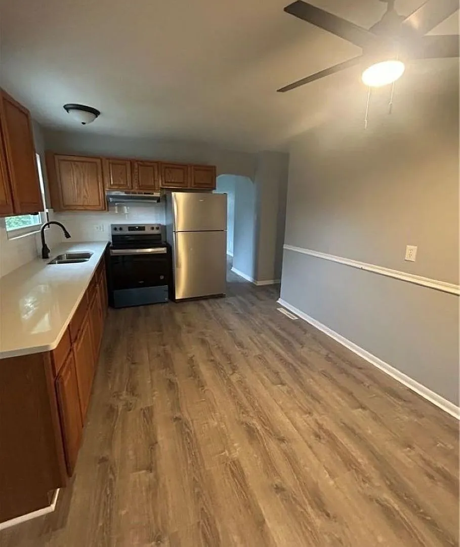 Beautiful 5 Bedroom 2 Bath Home in Pembroke Manor — Photo 3