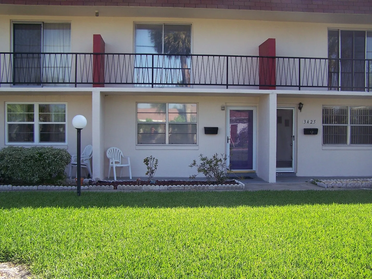 Charming 2 Bedroom 1.5 Bath Condo — Photo 1