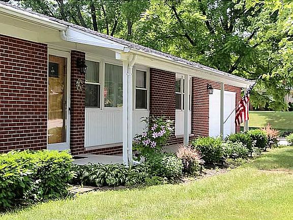 3rd image of 1315 Maplewood Dr