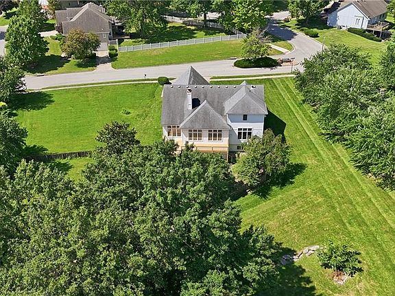 3rd image of 1101 NE Waterfield Village Dr