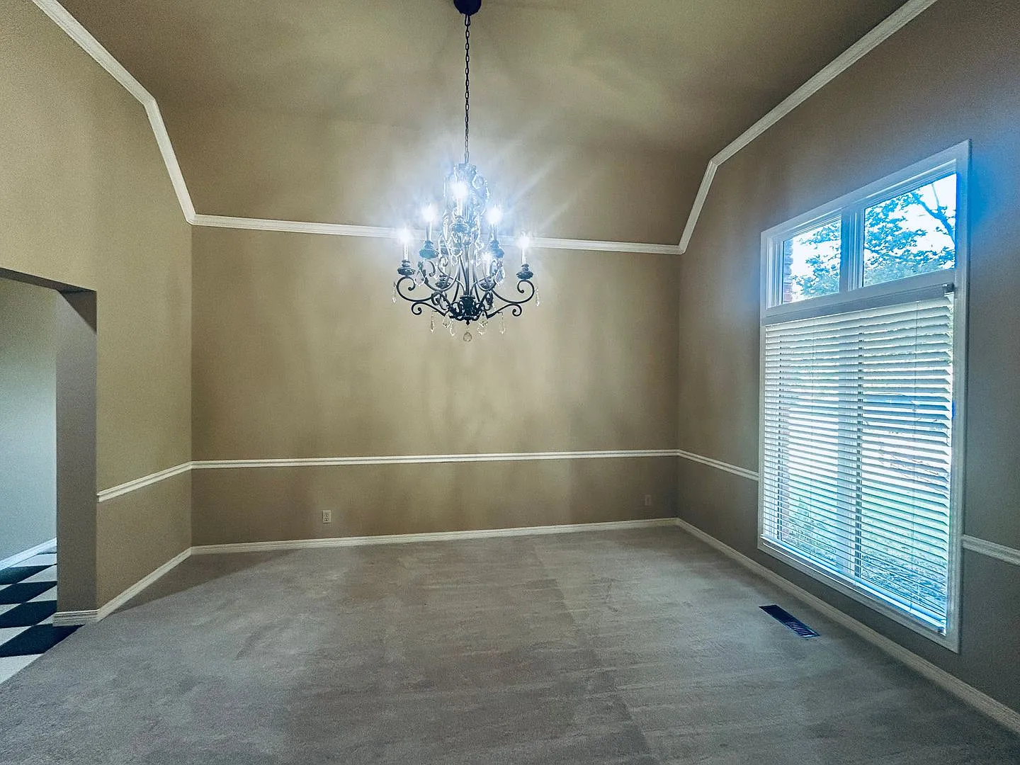 Gorgeous and spacious home in desirable Harvard Pointe on corner lot with circular drive in front. — Photo 4