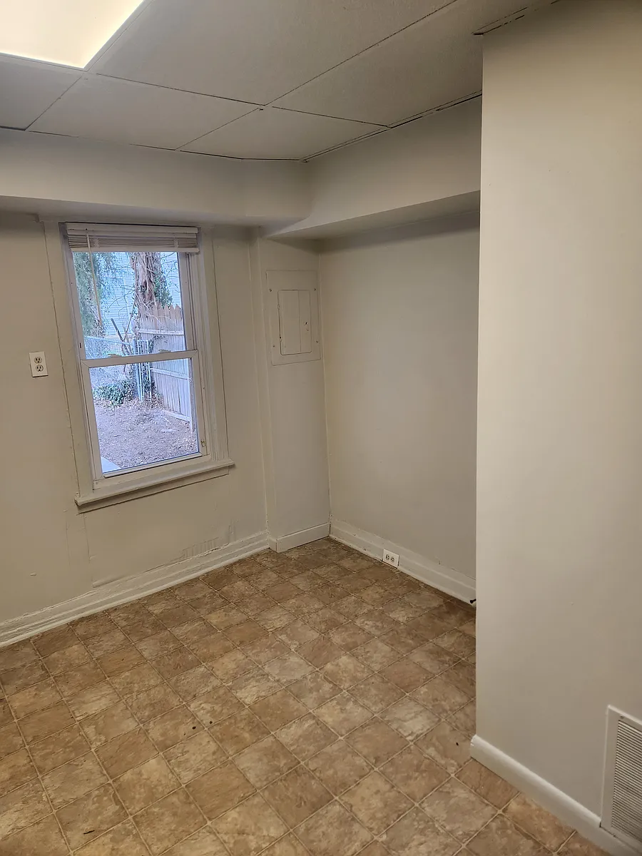 Building Photo - 327 E Scull St