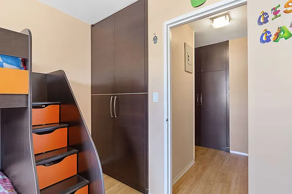 Sold by Thomas Lipovetsky, LREB | media 60