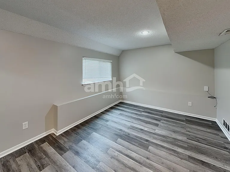 643 E Apache St — Photo 20