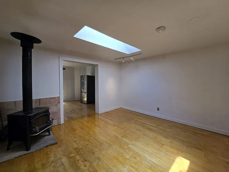 116 1/2 W Buena Vista St — Photo 2