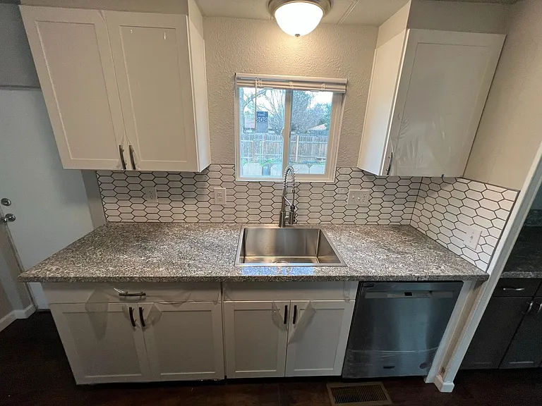 2038 Laburnum Ave #B — Photo 4
