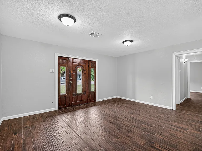 1112 Johnson St — Photo 5