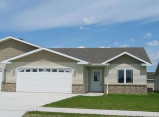2220 Pembrooke Dr, Grand Forks, ND 58201
