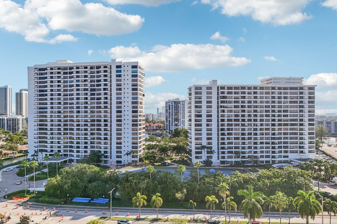 Three Islands Blvd-S0612-001.jpg