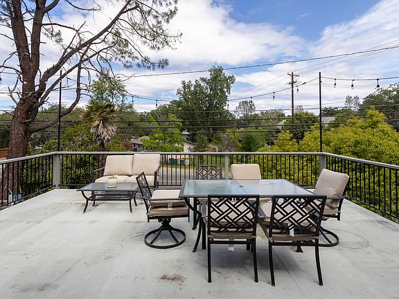 3rd image of 2072 Grand Coulee Blvd