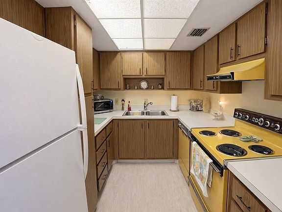 4th image of 21280 BRINSON AVENUE #106