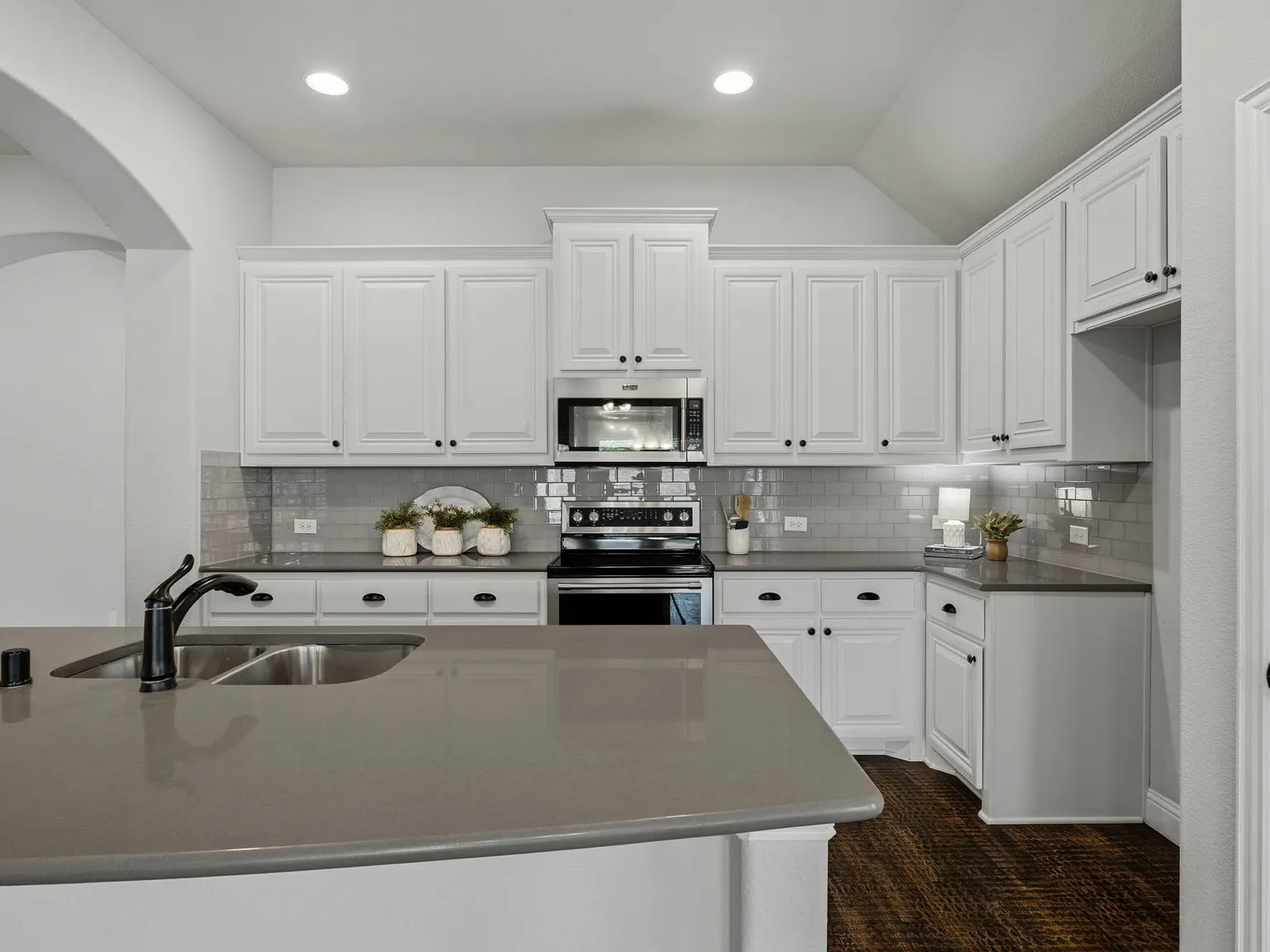 4 bed, 1964 sqft, $2,300 — Photo 3