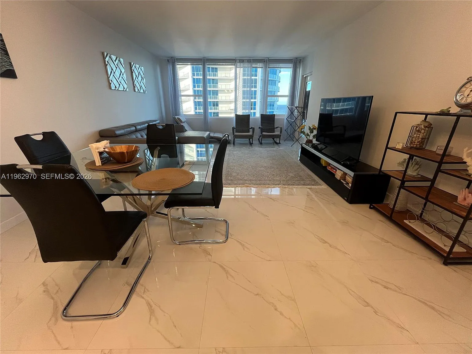 Alexander Towers Condo — Photo 4