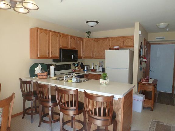 Kitchen w/snack bar