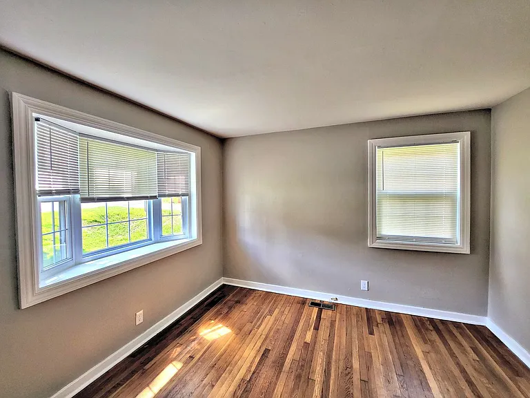 208 Goldsmith St SE — Photo 2