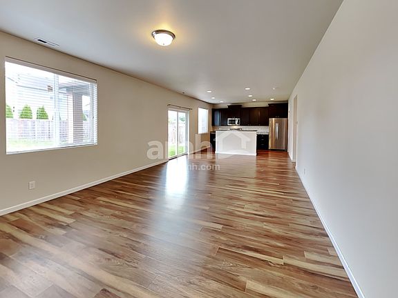 4th image of 2681 Moore Ave