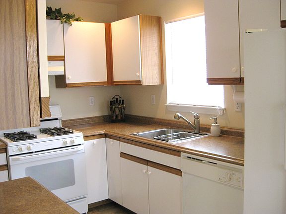 2nd image of 15 Dogwood Ln