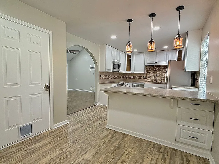 337 NE Sheila Dr — Photo 10