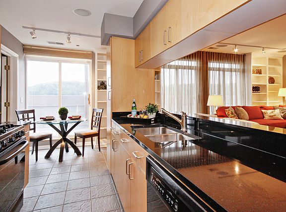 4th image of 400 Village Cir #Penthouse 1