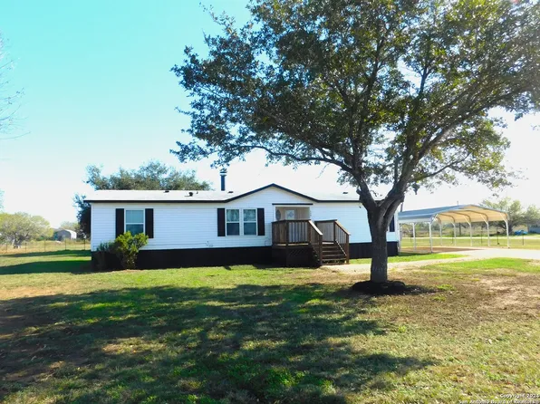 110 CRESTFIELD DR, Pleasanton, TX 78064